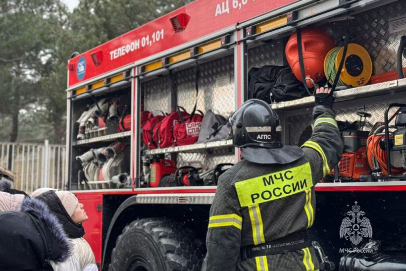 Личный состав Академии продолжает проводить открытые уроки в школах 