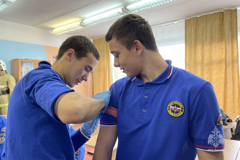Студенты Академии провели кадетам МБОУ «Веселёвской средней общеобразовательной школы» урок по основам первой помощи 