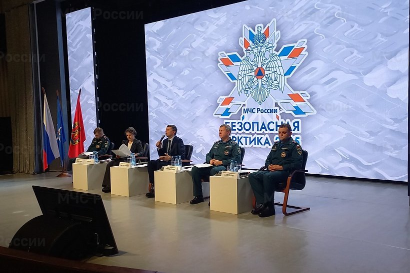 Безопасная Арктика-2025: На круглом столе обсудили безопасность людей при пожарах в зданиях и сооружениях