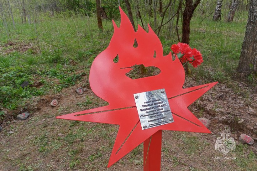 Поисковики Академии установили памятник советским воинам