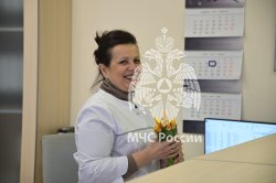 Цветы и улыбки стали главными атрибутами сегодняшнего дня 