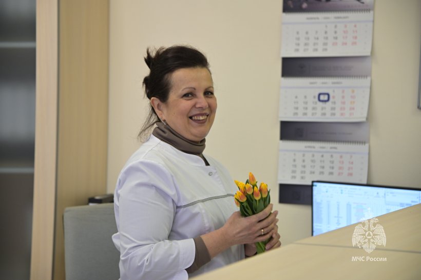 Цветы и улыбки стали главными атрибутами сегодняшнего дня 