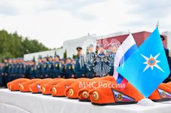 Первокурсникам Академии вручили оранжевые береты
