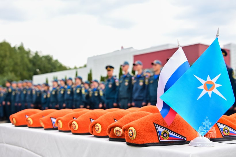 Первокурсникам Академии вручили оранжевые береты