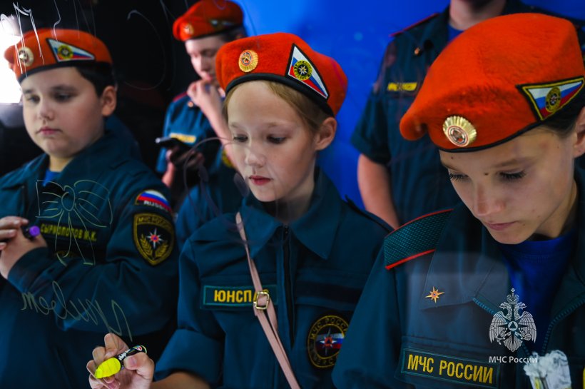 В рамках ознакомительной программы для гостей из МБОУ СОШ № 3 села Хороль Приморского края состоялась экскурсия