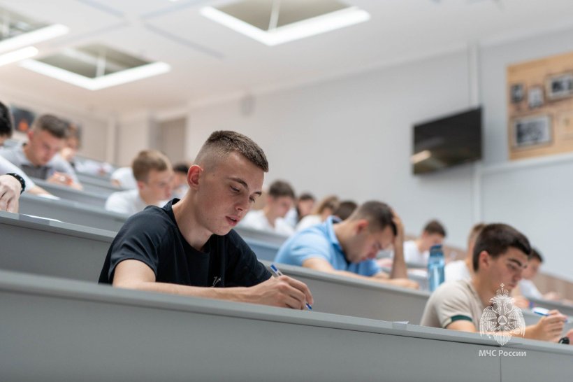 В Академии продолжаются вступительные испытания для абитуриентов, поступающих на базе среднего профессионального образования