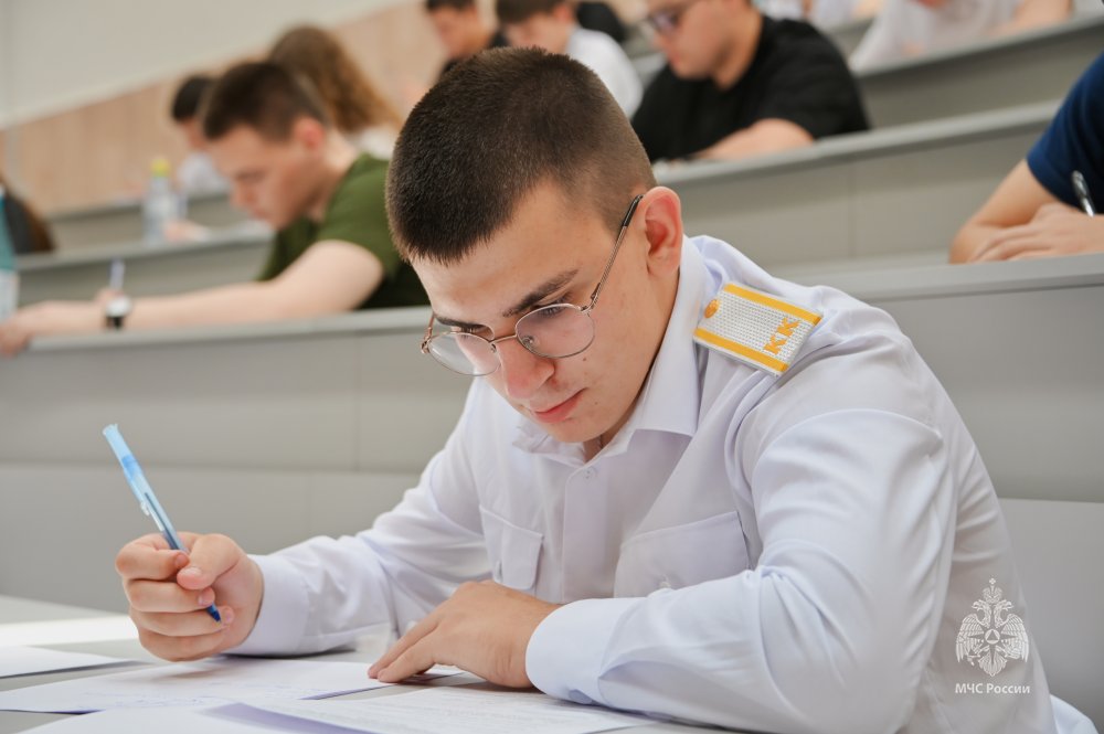 Абитуриенты сдали вступительный экзамен по математике