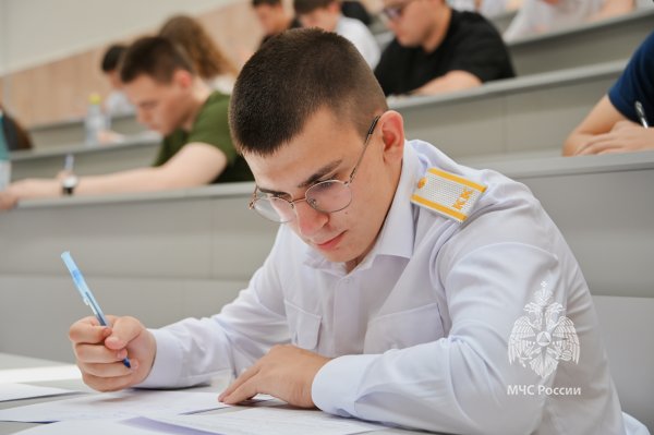 Абитуриенты сдали вступительный экзамен по математике