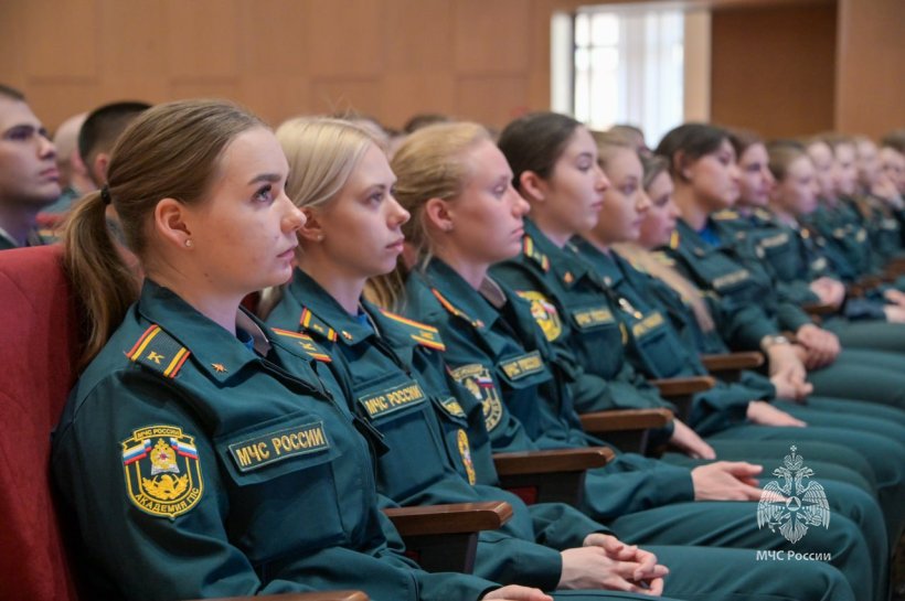 Правнучка маршала Жукова встретилась с обучающимся вузов МЧС России 