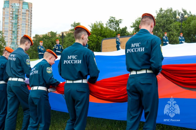 Личный состав Академии ГПС МЧС России провел патриотическую акцию ко Дню России 