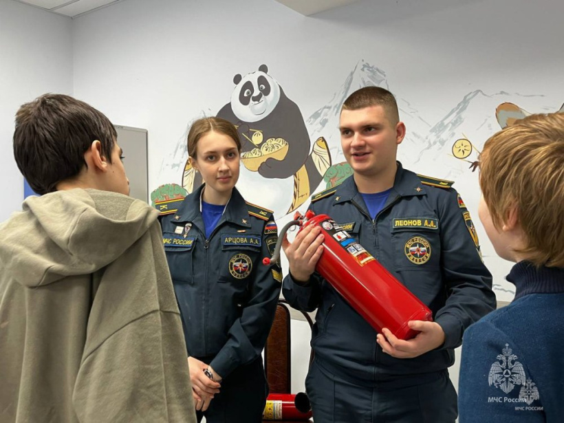 Обучающиеся Академии напомнили детям с ограниченными возможностями правила безопасного поведения