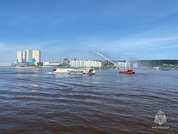 Учения на воде: тушение пожара на нефтяной барже