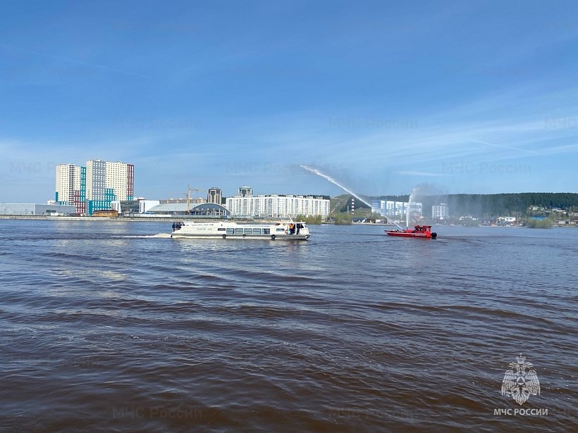 Учения на воде: тушение пожара на нефтяной барже