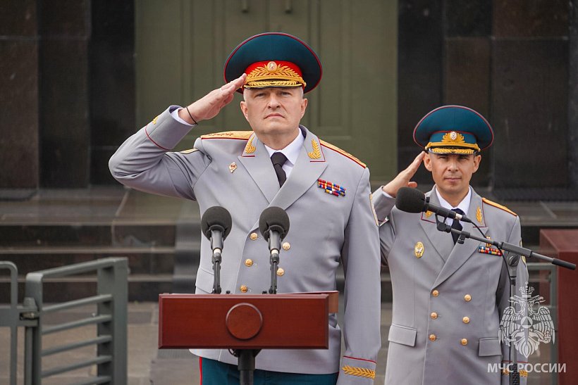 На Красной площади состоялась торжественная церемония вручения дипломов выпускникам двух вузов МЧС России