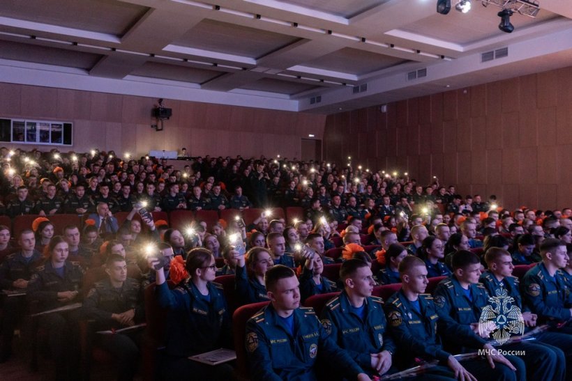 Курсанты Академии поздравили девушек с 8 марта