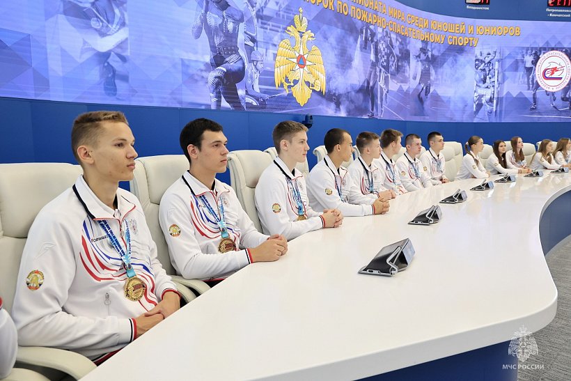 В МЧС России наградили спортсменов-юниоров по пожарно-спасательному спорту