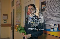 Цветы и улыбки стали главными атрибутами сегодняшнего дня 