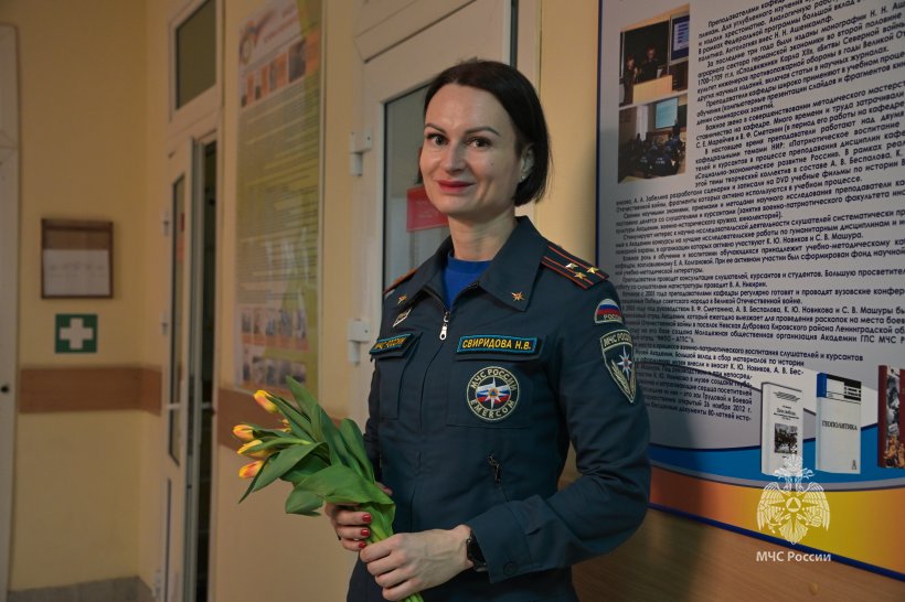 Цветы и улыбки стали главными атрибутами сегодняшнего дня 