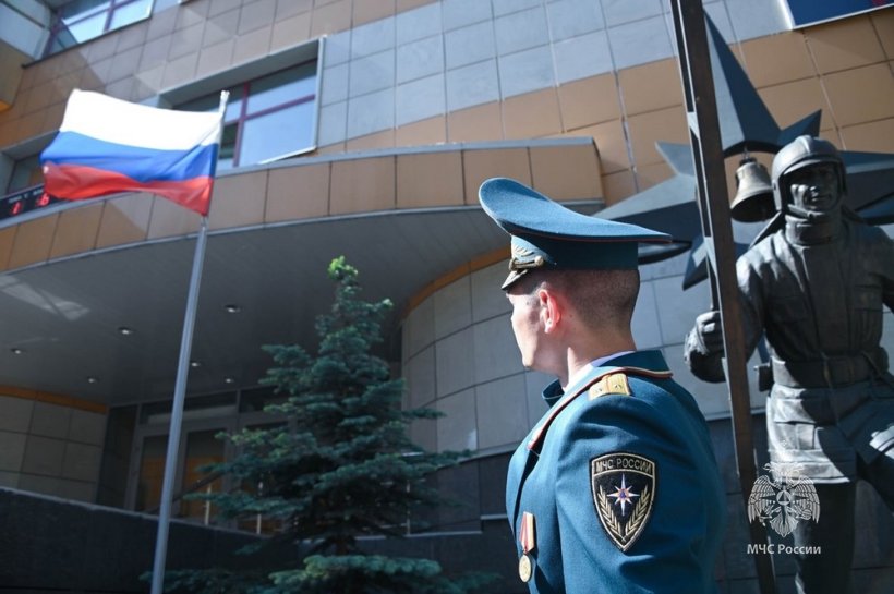 Торжественная церемония поднятия Государственного флага, посвященная Дню России