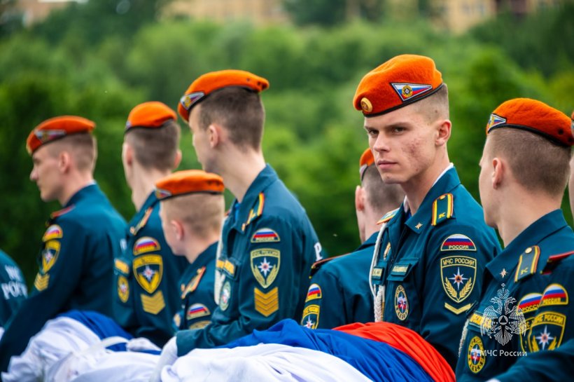 Личный состав Академии ГПС МЧС России провел патриотическую акцию ко Дню России 