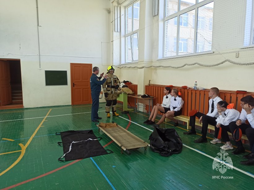 Сотрудники Академии ГПС МЧС России провели занятие с кадетами Веселевской школы