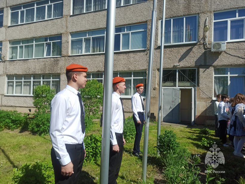 Сотрудники Академии ГПС МЧС России провели занятие с кадетами Веселевской школы