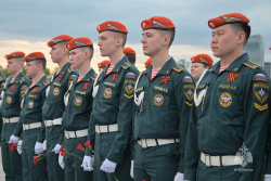 Самое большое в мире Знамя Победы развернули на Поклонной горе