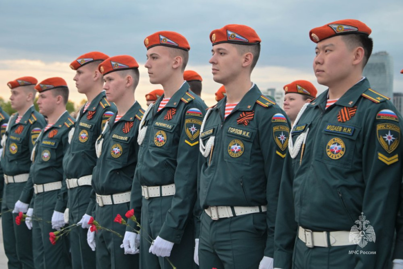 Самое большое в мире Знамя Победы развернули на Поклонной горе