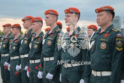 Самое большое в мире Знамя Победы развернули на Поклонной горе