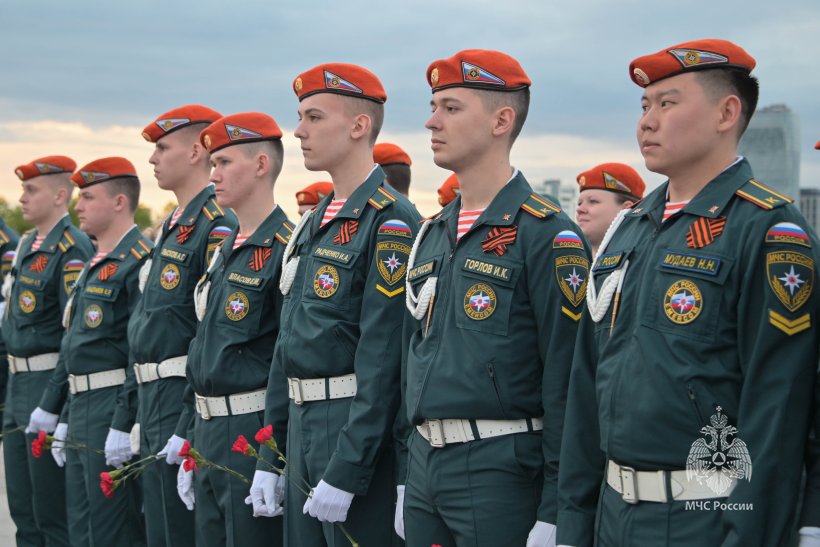 Самое большое в мире Знамя Победы развернули на Поклонной горе