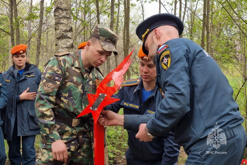 Поисковики Академии установили памятник советским воинам