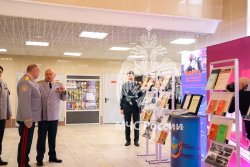 Главе МЧС России Александру Куренкову представили новый учебник для пожарных