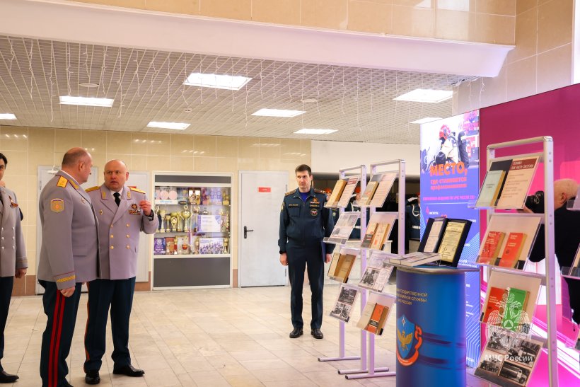 Главе МЧС России Александру Куренкову представили новый учебник для пожарных
