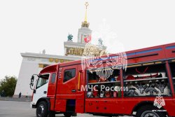 Главе МЧС России Александру Куренкову продемонстрировали новый образец пожарного автомобиля 