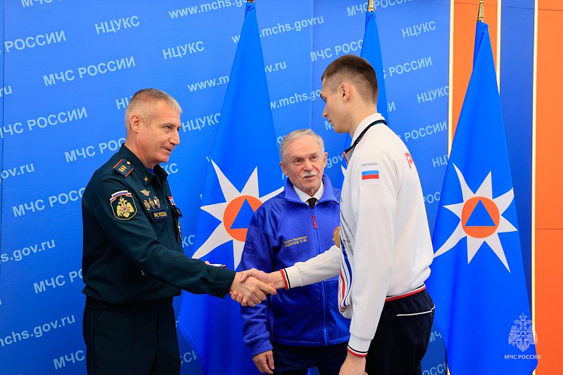 В МЧС России наградили спортсменов-юниоров по пожарно-спасательному спорту