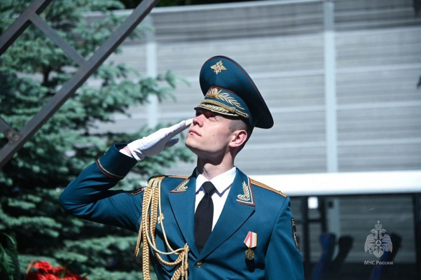 Торжественная церемония поднятия Государственного флага, посвященная Дню России
