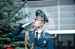 Торжественная церемония поднятия Государственного флага, посвященная Дню России