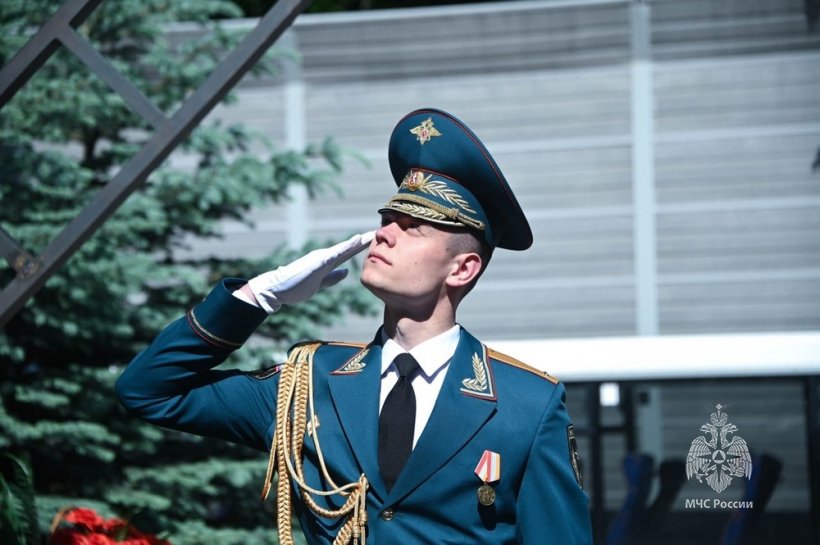 Торжественная церемония поднятия Государственного флага, посвященная Дню России