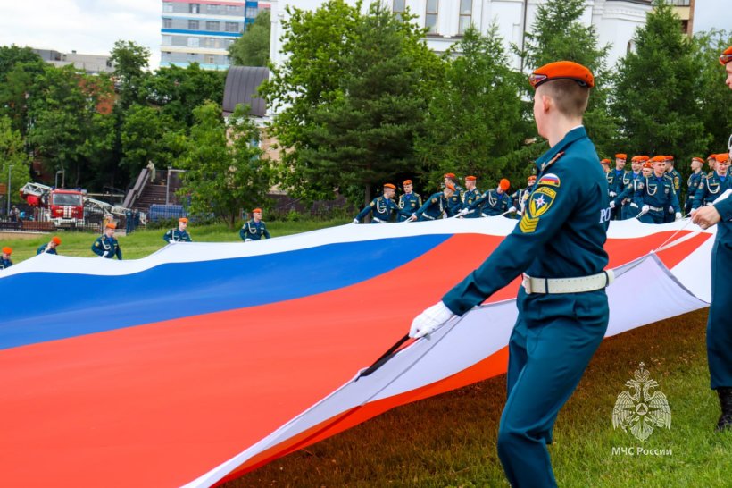 Личный состав Академии ГПС МЧС России провел патриотическую акцию ко Дню России 