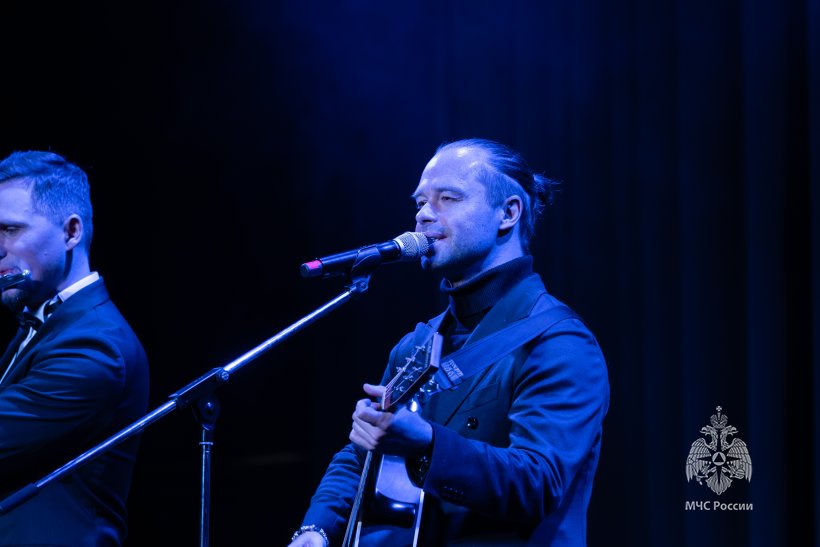 Цветы и улыбки стали главными атрибутами сегодняшнего дня 