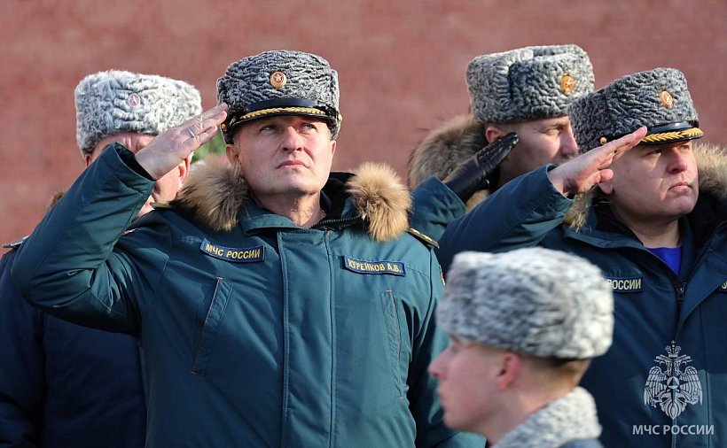 Личный состав МЧС России возложил цветы к Могиле неизвестного солдата в Александровском саду в Москве