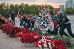 Самое большое в мире Знамя Победы развернули на Поклонной горе