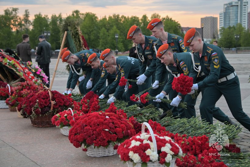Самое большое в мире Знамя Победы развернули на Поклонной горе