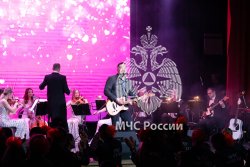 Цветы и улыбки стали главными атрибутами сегодняшнего дня 