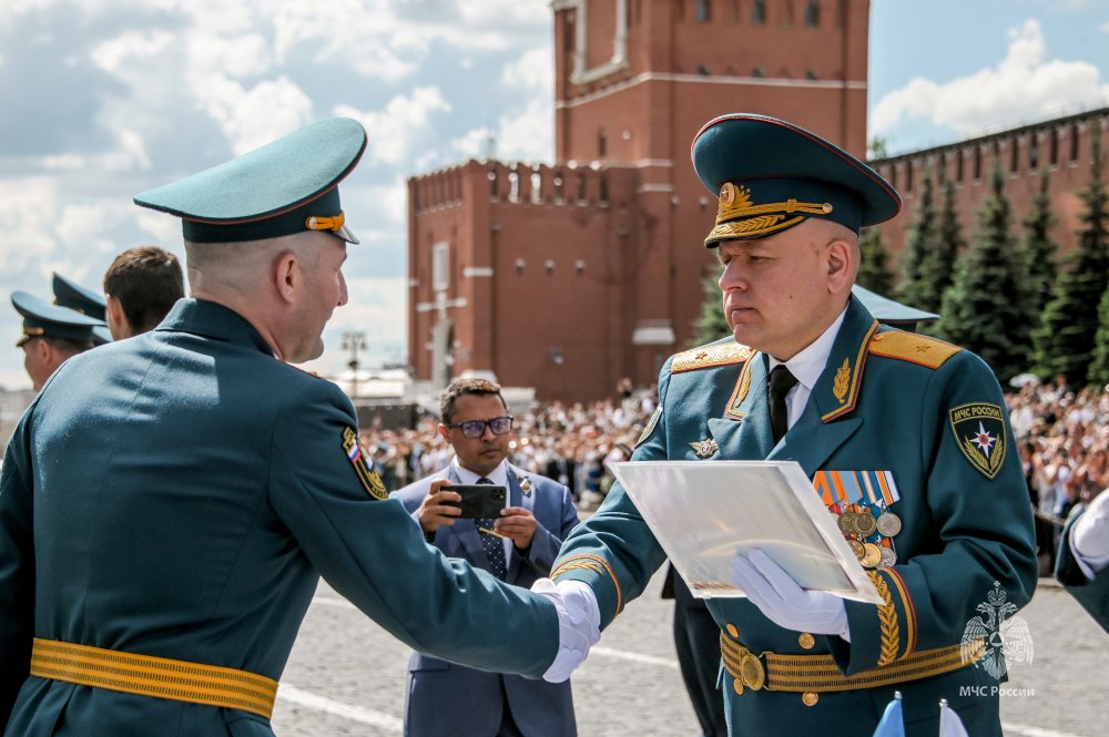 На Красной площади вручили дипломы молодым специалистам Академии