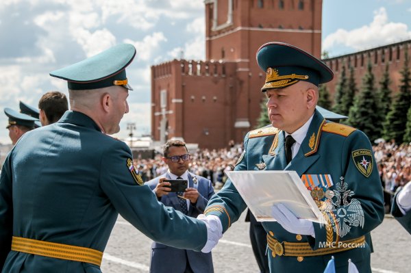 На Красной площади вручили дипломы молодым специалистам Академии