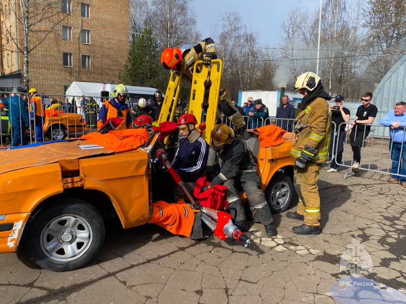 Будущие спасатели приняли участие в соревнованиях на звание «Лучшая команда МЧС России по проведению аварийно-спасательных работ» 