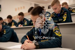 Курсанты Академии приняли участие в добровольческих акциях «Новогодняя открытка» и «Письмо солдату»