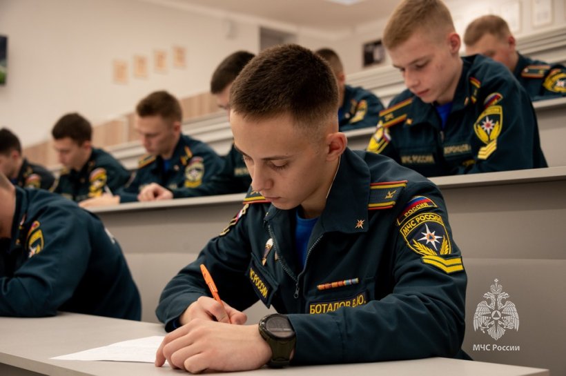 Курсанты Академии приняли участие в добровольческих акциях «Новогодняя открытка» и «Письмо солдату»