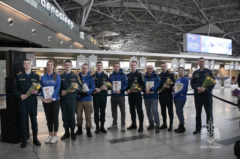 Сотрудники МЧС России и волонтеры поздравили женщин с наступающим 8 Марта